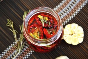 вяленые томаты в масле с чесноком