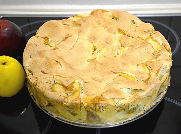Класична шарлотка з яблуками в духовці