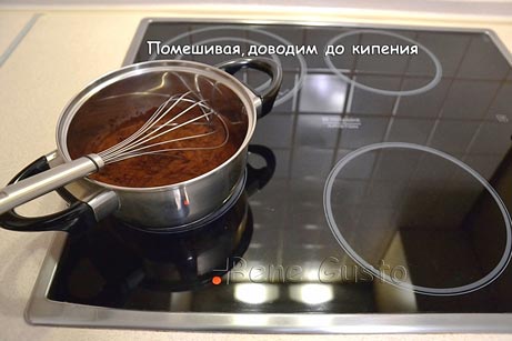 В сотейник высыпаем какао-порошок, сахар и выливаем молоко