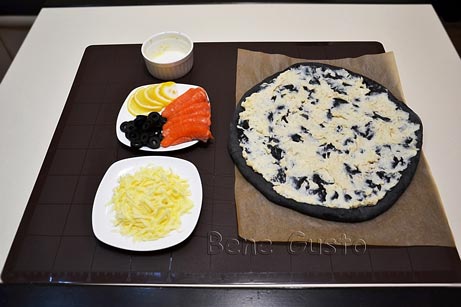 змащуємо основу соусом