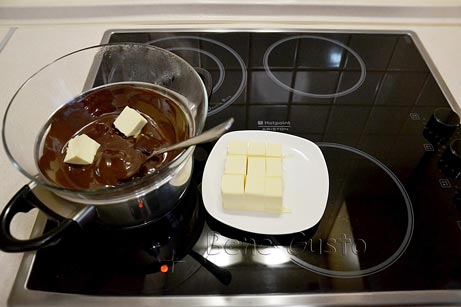 растапливаем на водяной бане черный шоколад