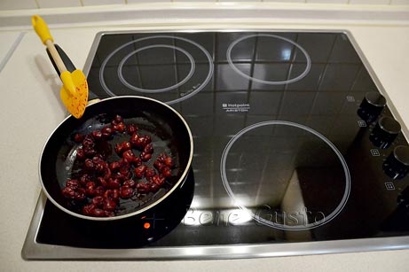выпариваем лишнюю влагу с вишни