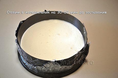 выливаем смесь суфле в форму и ставим охлаждаться