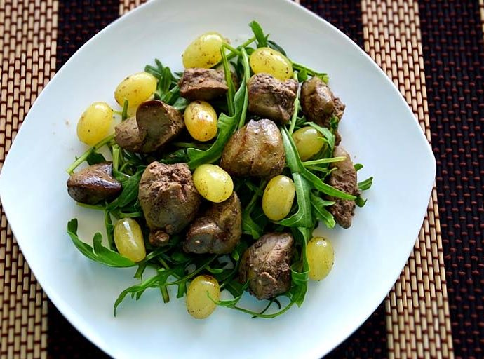 Теплий салат з курячою печінкою та виноградом